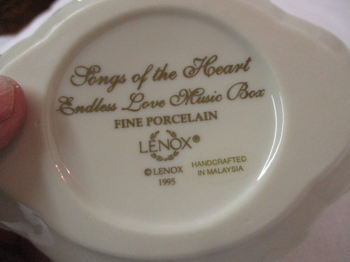 Vintage 1995 Lenox Endless Love porcelain Music Box Songs of the Heart - Picture 4 of 4