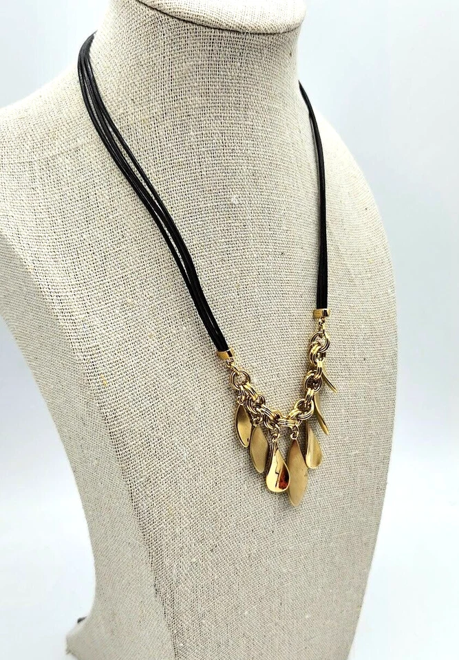 Collar firmado Lia Sophia 3 hilos de cuero negro con cordón en tono dorado Jamboree 16" Foto 2 de 4