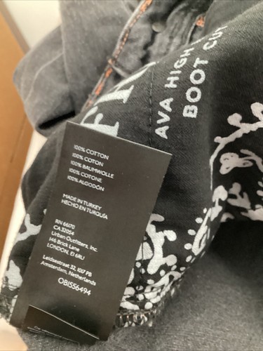 Jeans Free People 'Ava' tiro alto, corte bota usados en excelente estado en NEGRO - talla 27 - Hip Mom Jean - Imagen 16 de 17