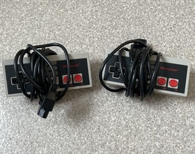 Nintendo NES Konsole mit Controllern und Super Mario Bros 2
