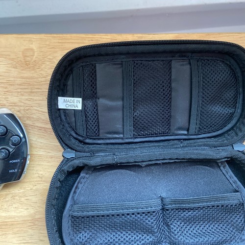 Pacchetto console Sony PSP-3001 nera con custodia e 3 giochi così com'è - Foto 4 di 8