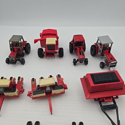 Vintage CASE INTERNATIONAL 1/64 Scale TRACTORS & IMPLEMENTS - LOT - Picture 2 of 7