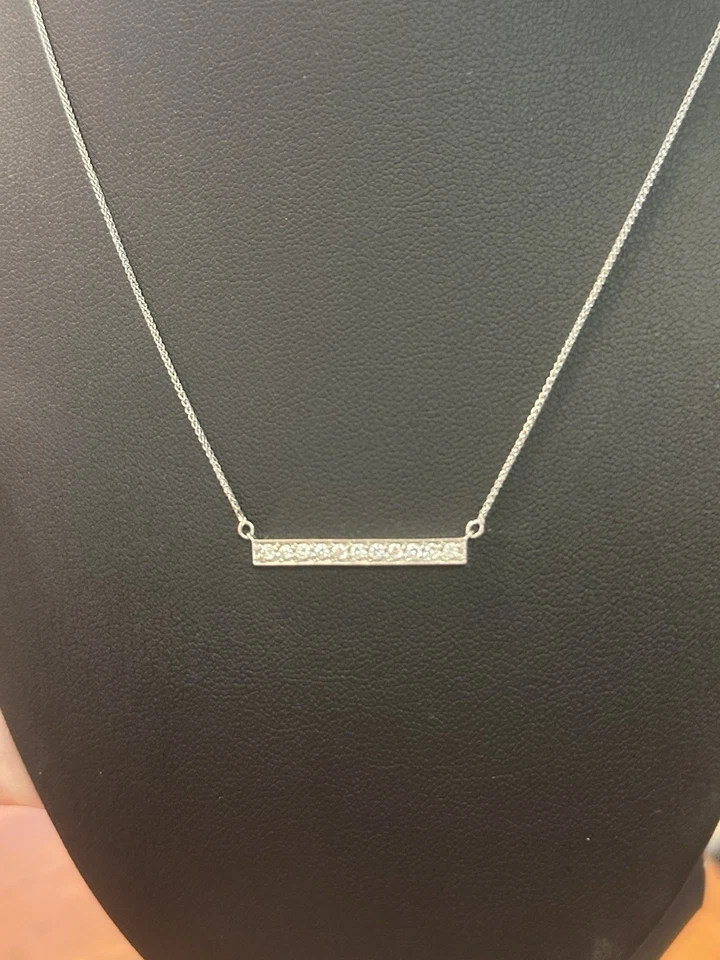 Collar contemporáneo de barra de diamantes de oro blanco de 14 K blanco brillante 0,33 TCW diamante. Foto 2 de 2