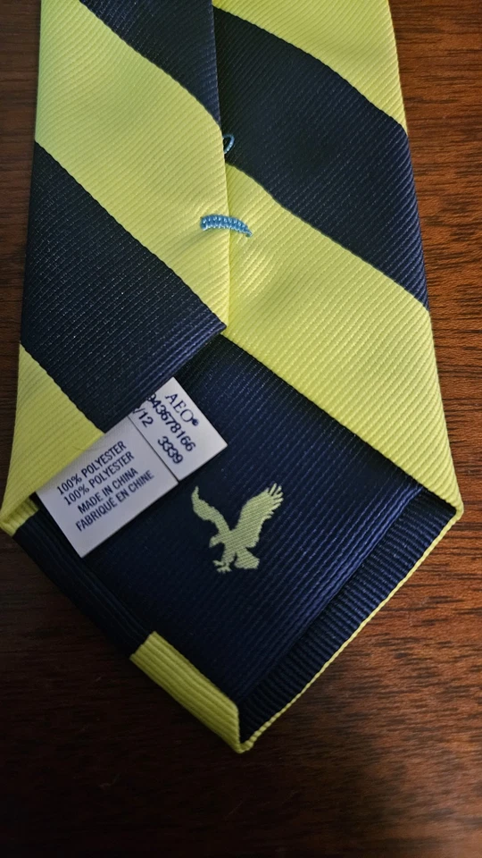 Corbata American Eagle Repp azul y verde a rayas 100 % poliéster. Foto 2 de 4