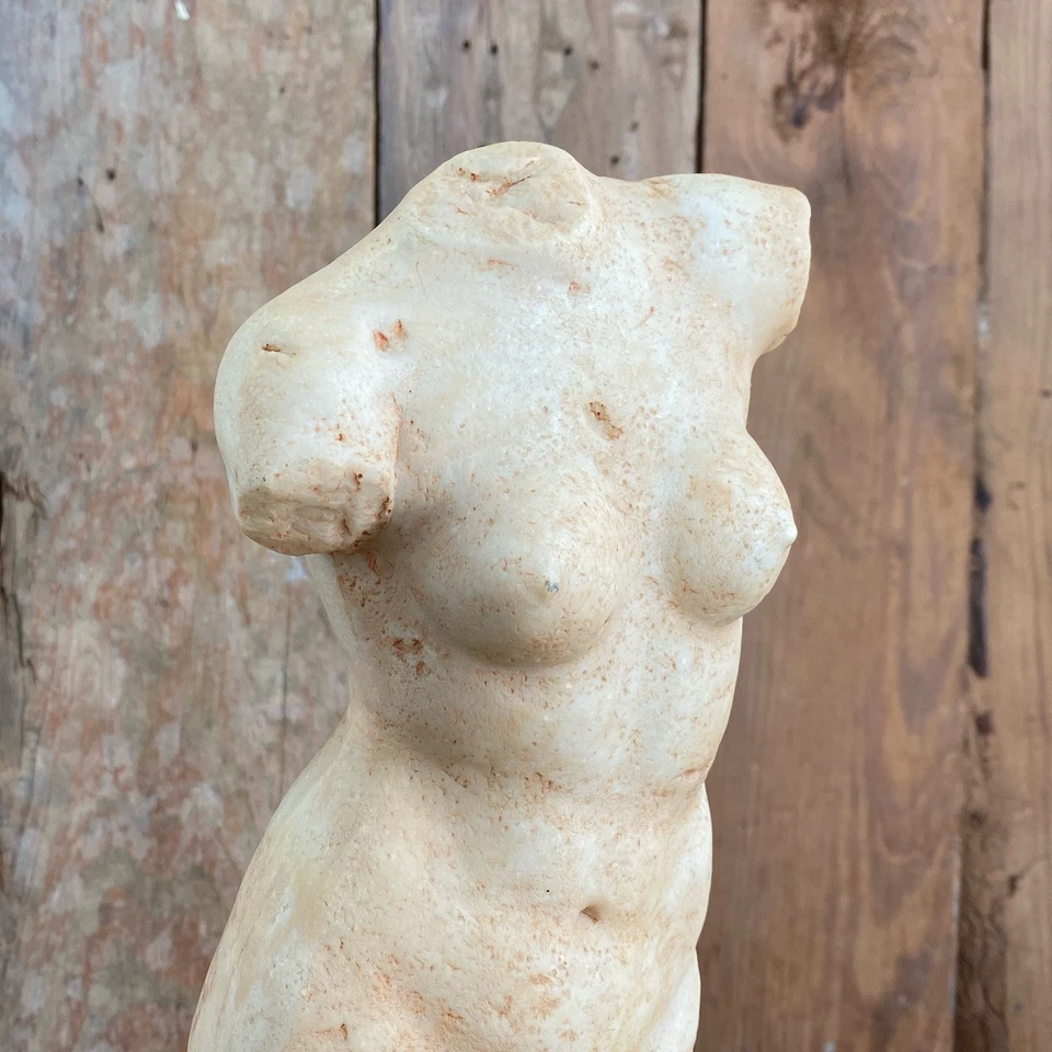 Figura de mujer desnuda o desnuda torso femenino escultura en soporte Foto 2 de 4
