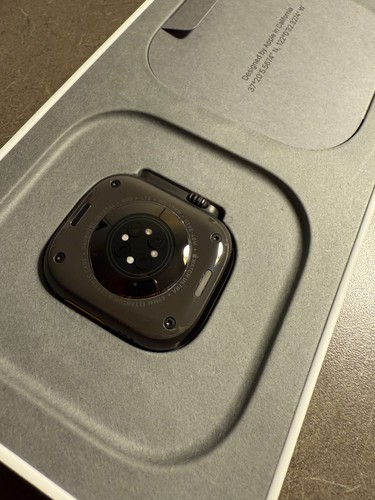 Apple Watch Ultra 2 49 mm GPS/AT&T boîtier en titane avec boucle de trail noir M/L - Photo 4 sur 9
