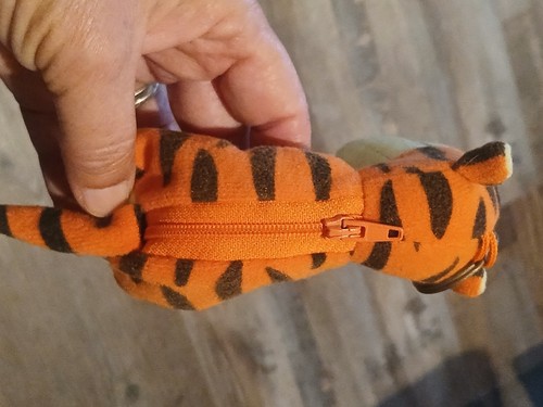 Winnie The Pooh Tigger Key Chain With Zip Pocket Collectible - Picture 4 of 7