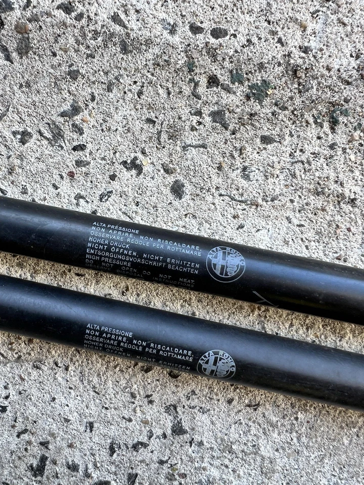 Pistones porta botas Alfa Romeo Giulietta genuinos  Foto 2 de 2