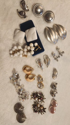 VINTAGE Clip-On EARRINGS SIGNED LOT-15pr MONET, TRIFARI, NJ, SARAH Cov - Picture 7 of 8