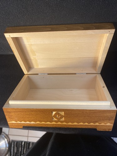Vintage Holz verziert handgeschnitzt Holz aufklappbar Schmuckschatulle 4-88 Etikett auf Unterseite sehr guter Zustand - Bild 8 von 12