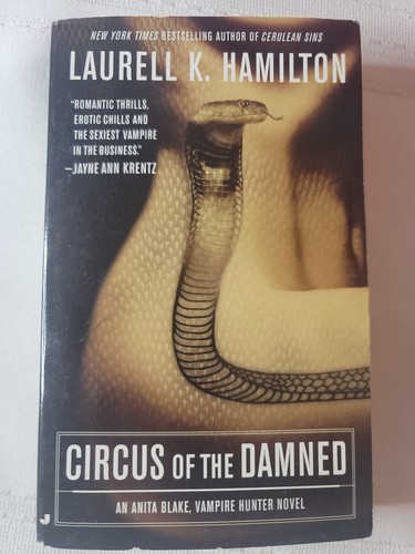 Set of 5 Laurell K. Hamilton, Anita Blake Vampire Hunter Book Paperback - Foto 10 di 11