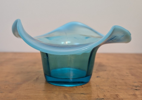 Cappello vaso vetro artistico blu acqua opalescente tri bordo svasato paesaggio marino vintage - Foto 1 di 9