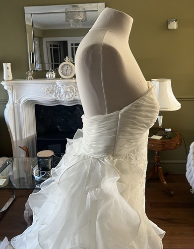 Pronovias Women's Wedding Dress Size 12 Detachable Train Absolutely Stunning - Picture 3 of 10