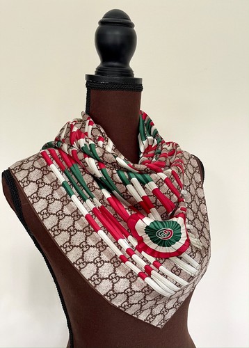 Bufanda Gucci GG Logo Club Marrón Beige WEB Verde Rojo Multicolor Seda Sarga Envoltura - Imagen 15 de 18