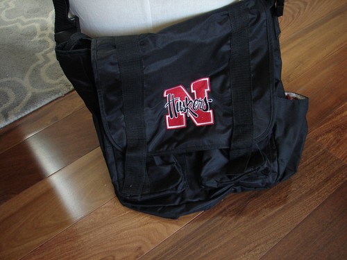 Bolso mensajero de nailon negro University of Nebraska Huskers - Imagen 2 de 5