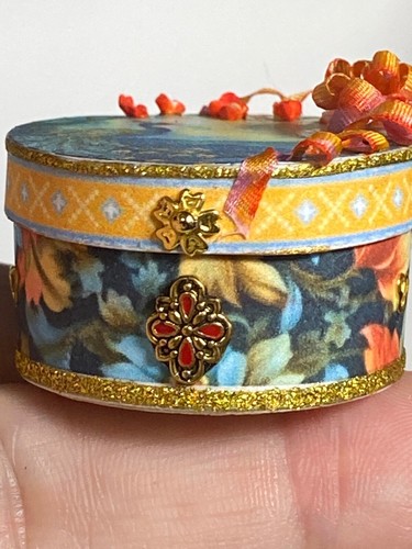 Artisan Paon Bleu Couture Hutschachtel 1:12 Puppenhaus Miniatur signiert OOAK '24 - Bild 17 von 21