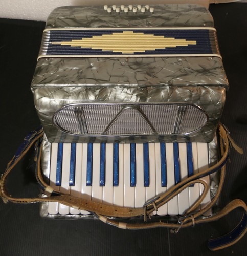 VINTAGE POLLINA ? PIANO  GREY 26/12  PIANO ACCORDION MADE IN ITALY W/ CASE - Picture 10 of 15