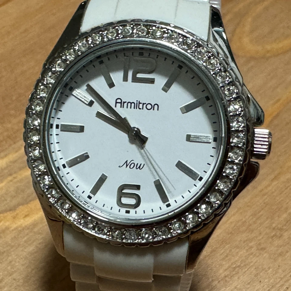 Reloj de Cuarzo Armitron Now 75/3935SV Unisex 30m Plateado Blanco Analógico Batería Nueva Foto 2 de 4