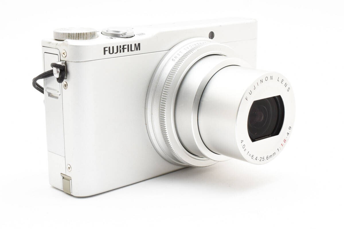 Fujifilm XQ1 X Series 12.0MP Digital Camera Silver Good