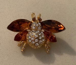 Authentic 3D Gold Plated Pin Crystal Body Amber Wings Insect Bee Beetle Brooch Jewelry 