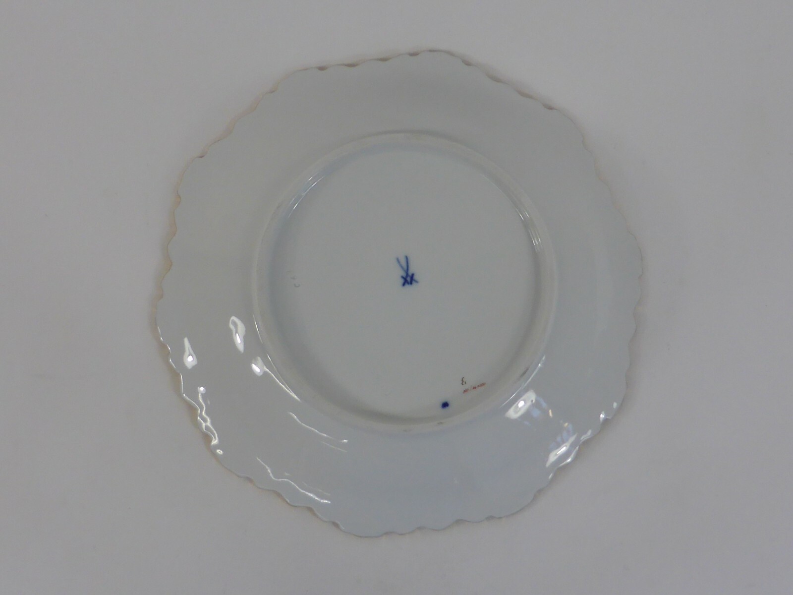 Image 9 - Meissen-Porcelain-Punk-Plate-Flowers-Bouquet-Rose-rocaillerelief-Matt-Gloss-Gold