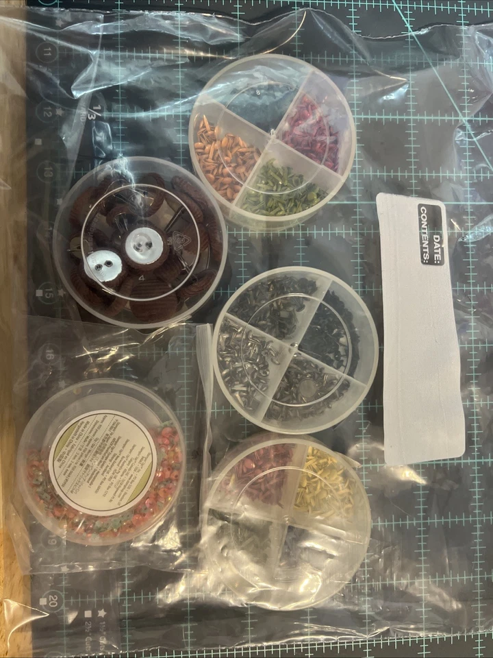 Brads y adornos surtidos estampados, nuevos Foto 2 de 2