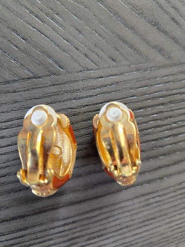 Pendientes Joan Rivers Clip On Aro Beige Marrón Esmalte Tono Dorado - Imagen 3 de 4