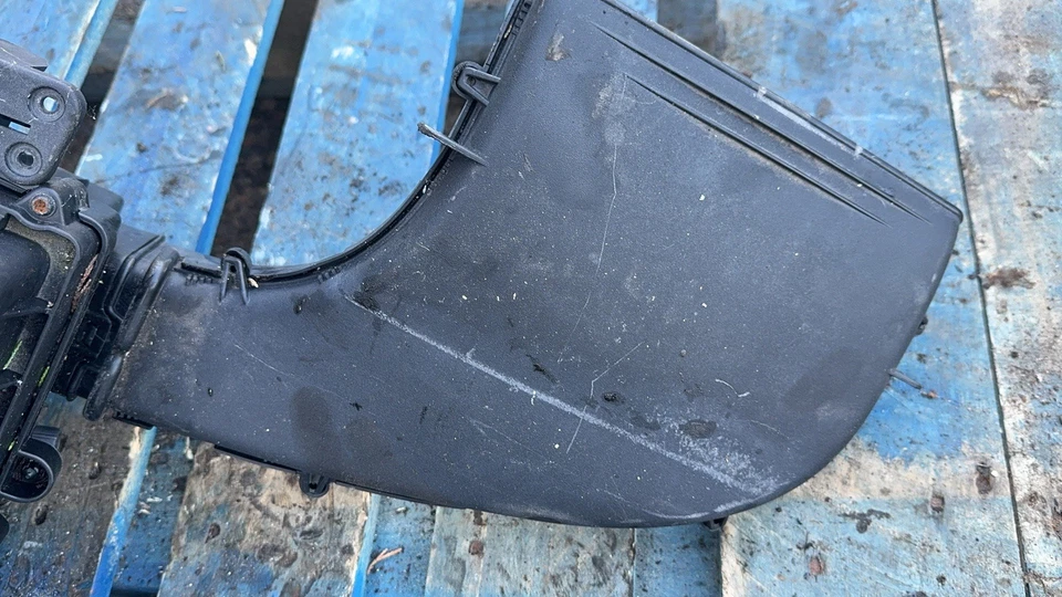 Volvo V40 2013-2019 AIR FILTER BOX - image 3 of 4