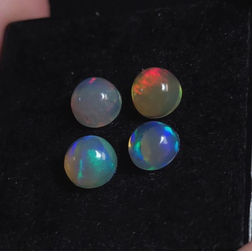 Lot (n°1) de quatre cabochons ronds d’Opale Welo blanche d’Ethiopie 1,68 cts - Photo 7/10