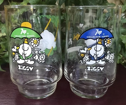 Set of 2 Vtg 1977 Ziggy Here's To Good Friends 7-UP Promotional Glass 10 oz NICE - Picture 2 of 9