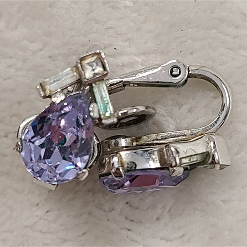 Vintage Trifari silberfarbene Ohrclips mit lila Steinen - Bild 3 von 4