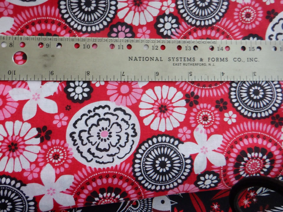 MEDALHÕES E FLORES MODERNOS EM TECIDO DE ALGODÃO FUNDO VERMELHO BTY - Imagem 4 de 4