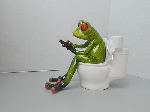 Frog on the Toilet Resin Figurine 4" - Picture 2 of 6