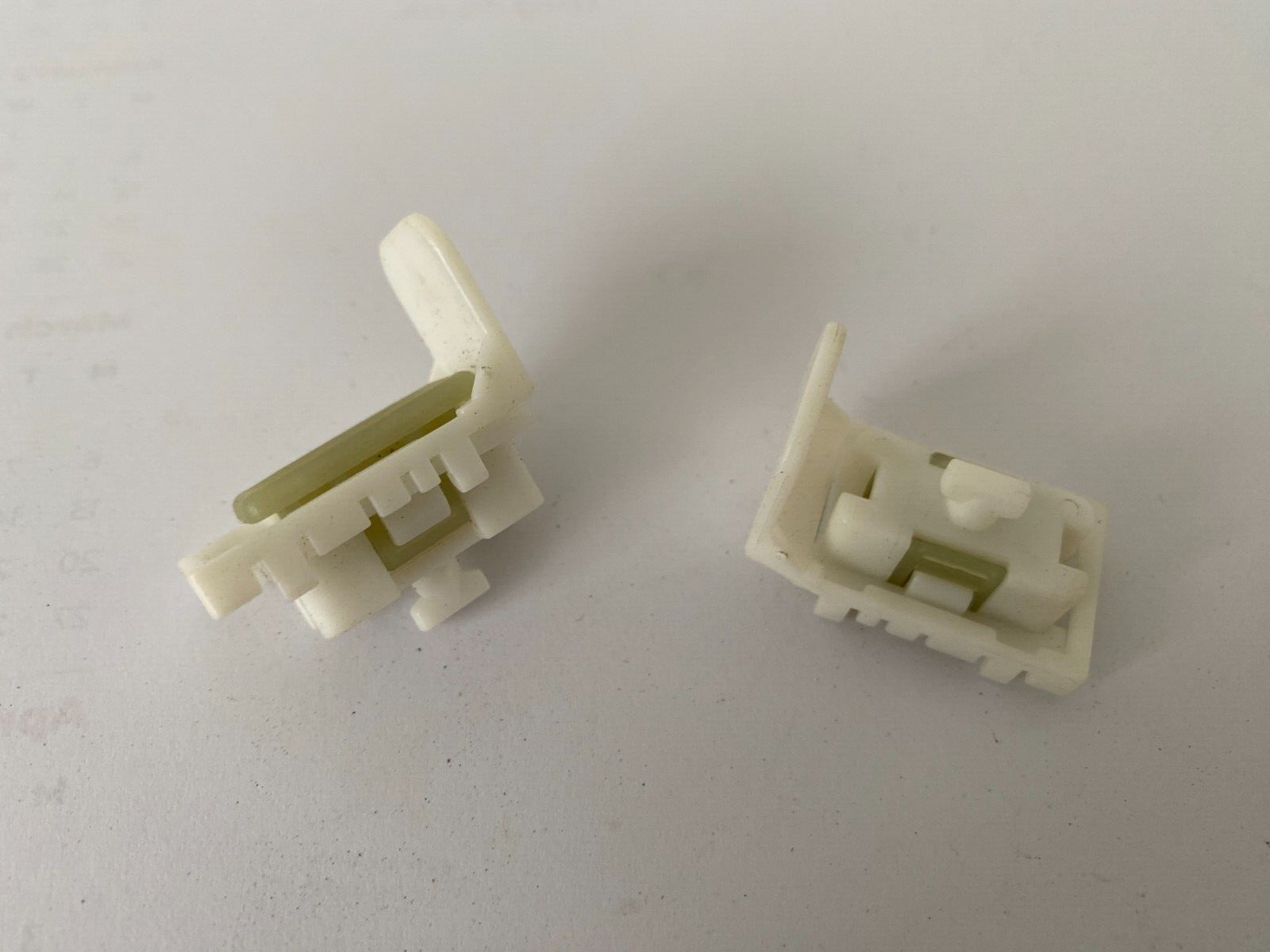 Genuine Ford MONDEO Focus Rear Door Lock Cylinder Retainer 00-01  