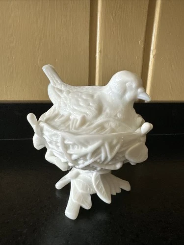 Westmoreland White Milk Glass Robin On Twig Nest Bird Covered Candy Dish VTG