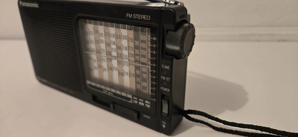 Receptor de radio portátil Panasonic RF-B11 12 bandas PROBADO Y FUNCIONANDO Foto 3 de 4