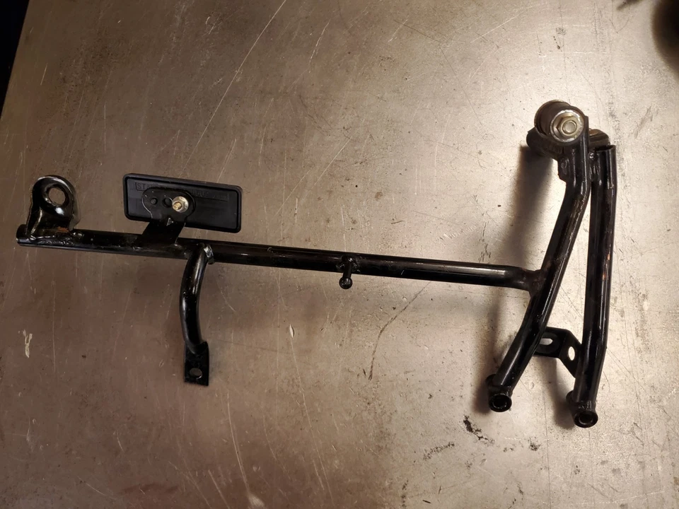 1987 1988 1989 Honda CBR600F1 Hurricane правый задний кронштейн и ножная опора и отражатель  - Изображение 2 из 4