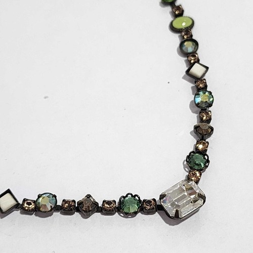 Collar Sorrelli Cristal Verde y Transparente Formas Mezcladas Cadena Gunmetal - Imagen 2 de 8
