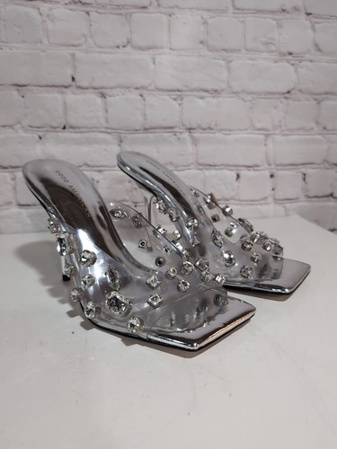 Good American Emma Slipper mit Schmucksteinen Größe 8,5 Strass 4 Zoll silberfarbener Stiletto