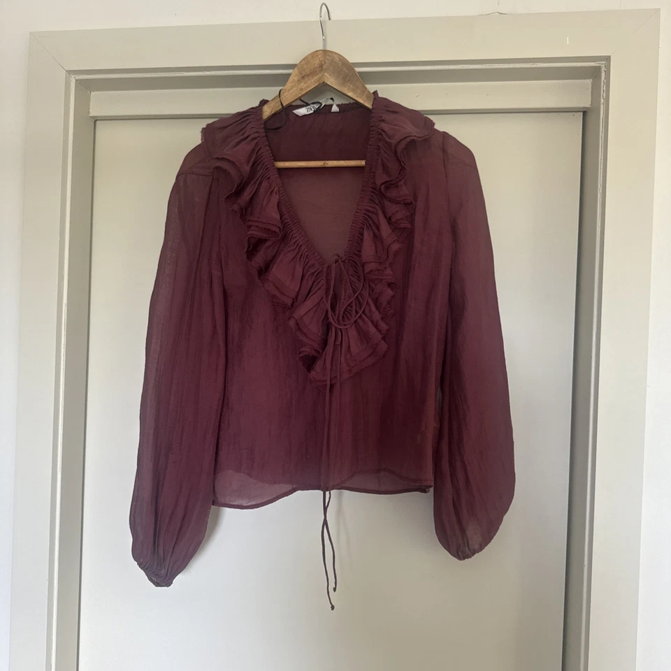 Blusa Zara Ciruela Volantes Fluidos Talla S Foto 3 de 4