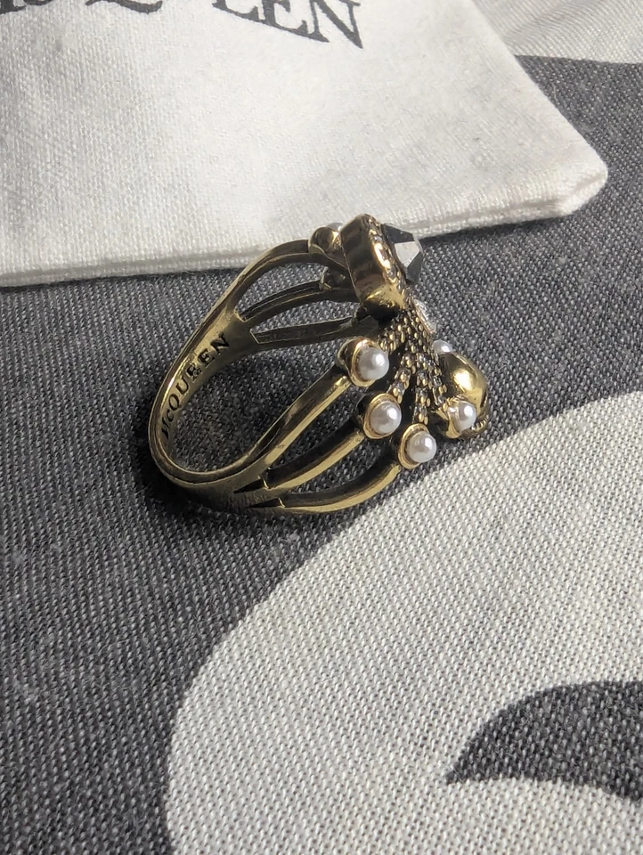 Anel Alexander McQueen ouro caveira de aranha com cristais e pérolas Reino Unido tamanho M 1/2 - Imagem 3 de 4