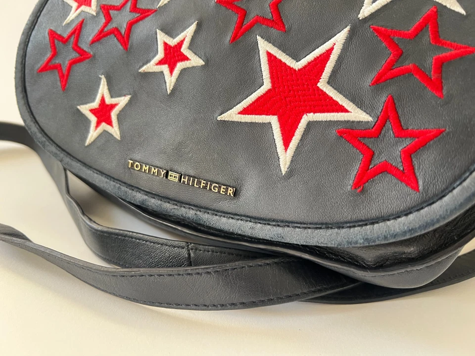 Bolso Bandolera Tommy Hilfiger Cuero Azul Marino Rojo Blanco Bordado Estrellas Foto 4 de 4
