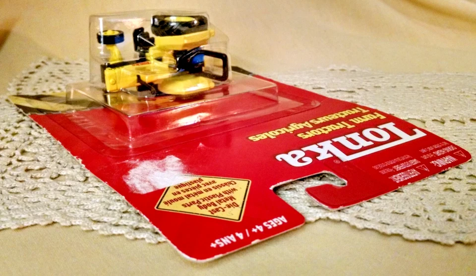 TONKA TRACTOR 2300 NEW 2008 HASBRO MAISTO YELLOW #15161 DIE CAST METAL PLASTIC. - Image 4 of 4