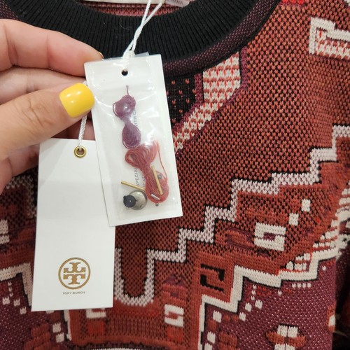 Suéter Tory Burch Para Mujer XS Tapiz Jaquard Adornado Granate Flecos Cuentas - Imagen 4 de 8