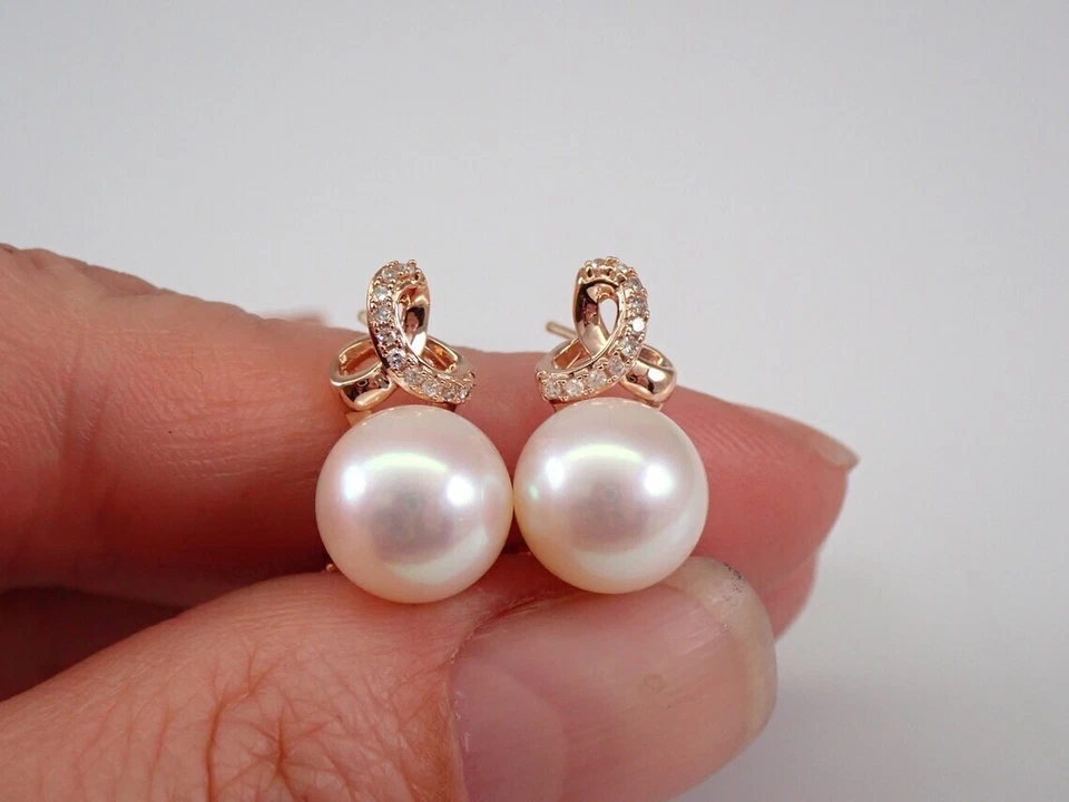 Aretes Omega Claps de perlas genuinas de corte redondo de 4,10 quilates enchapados en oro amarillo de 14 quilates Foto 4 de 4