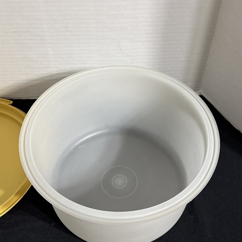 VINTAGE Tupperware Cake Keeper Carrier Harvest Gold Storage Container 683 684 - Picture 7 of 12