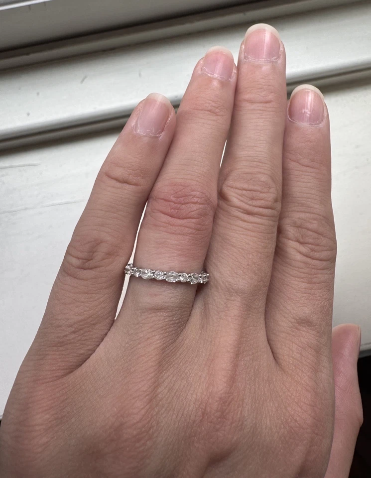 Banda de eternidad de platino con diamante de laboratorio de 1,00 quilates TW ovalado y redondo color F-G VS Foto 3 de 4