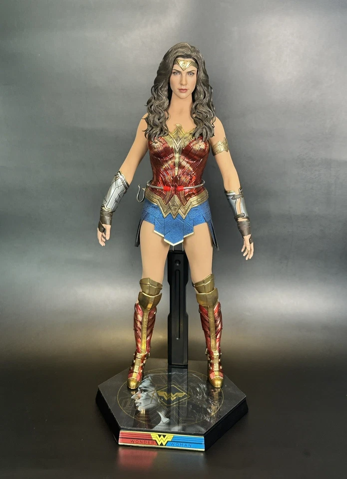 Wonder Woman 1984 hot toys With Custom Light Up lasso Of Truth! - Image 2 of 4