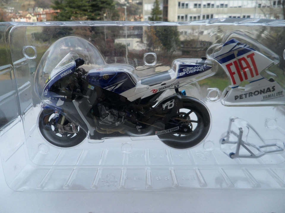 1/12 MINICHAMPS- YAMAHA YZR-M1 TEAM MOTOGP 2010 - ROSSI LIMITED - Immagine 4 di 4