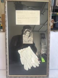 Foto y guantes firmados por Judy Garland usados con nota mecanografiada firmada por Mickey Deans